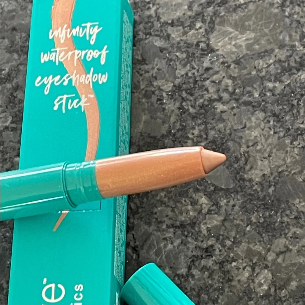 Thrive Causemetics Infinity Waterproof Eyeshadow Stick Nikki blush gold shimmer